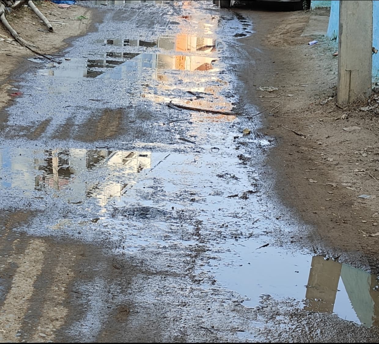 सड़क पर बहता है घरों का पानी, राहगीर परेशान