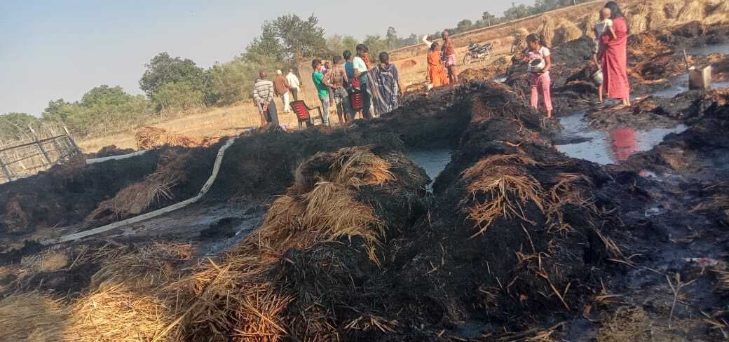 खलिहान में लगी आग, आठ लाख से अधिक रुपये के धान व पुआल राख