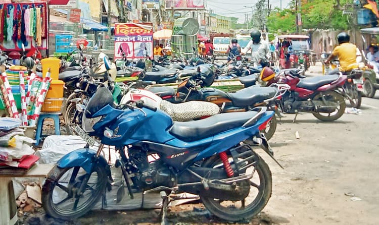 saran News : शहर में पार्किंग की जगह नदारद, गाड़ियां खड़ी करने में होती है परेशानी