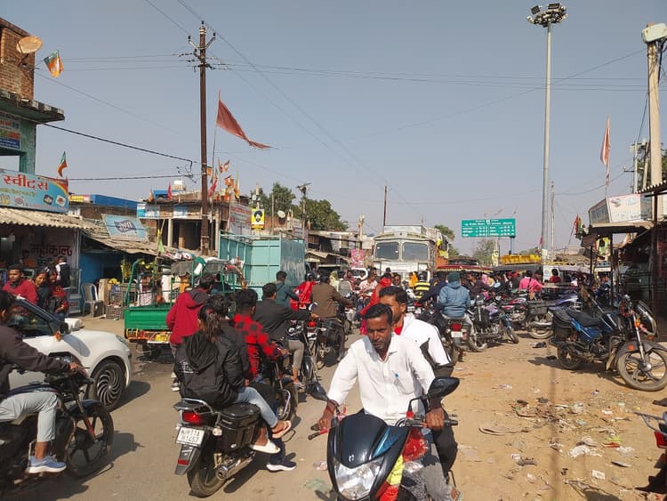 Giridih News :बरहमसिया मोड़ पर सड़क जाम से परेशानी