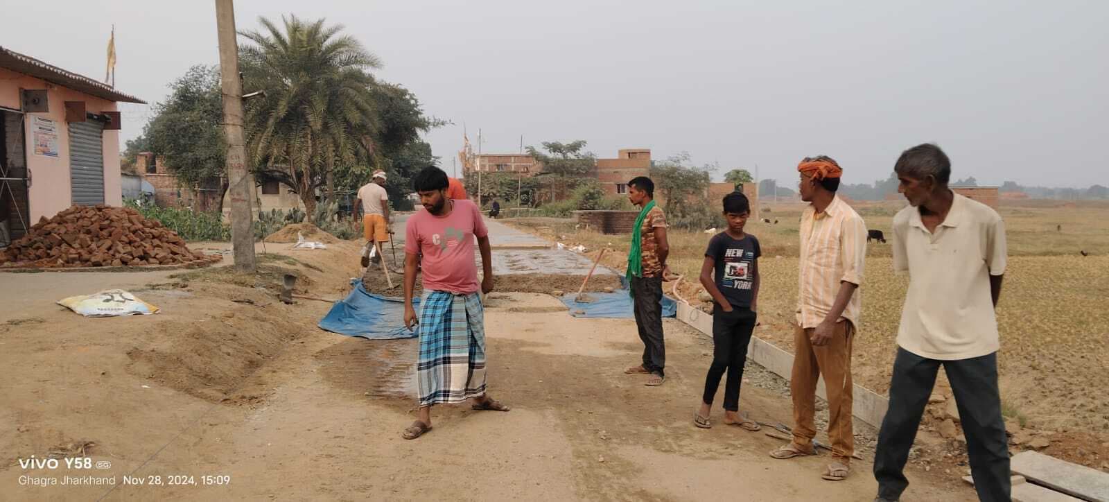 Giridih News :पीसीसी में बालू की जगह मिट्टी के उपयोग पर ग्रामीणों ने जताया विरोध