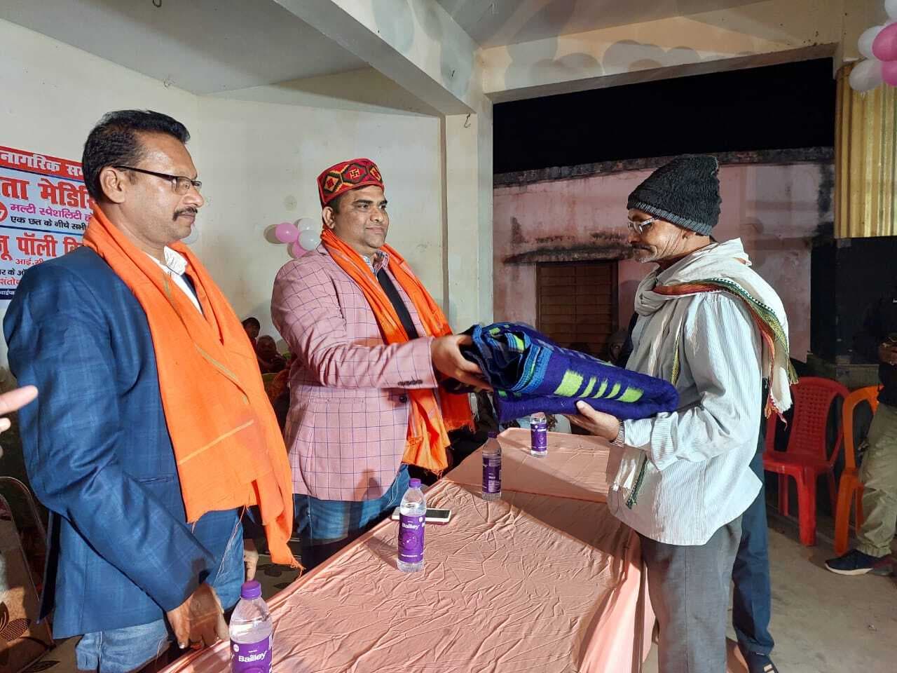 कल्याणपुर में 117 वरिष्ठ नागरिकों को डॉ संतोष ने किया सम्मानित