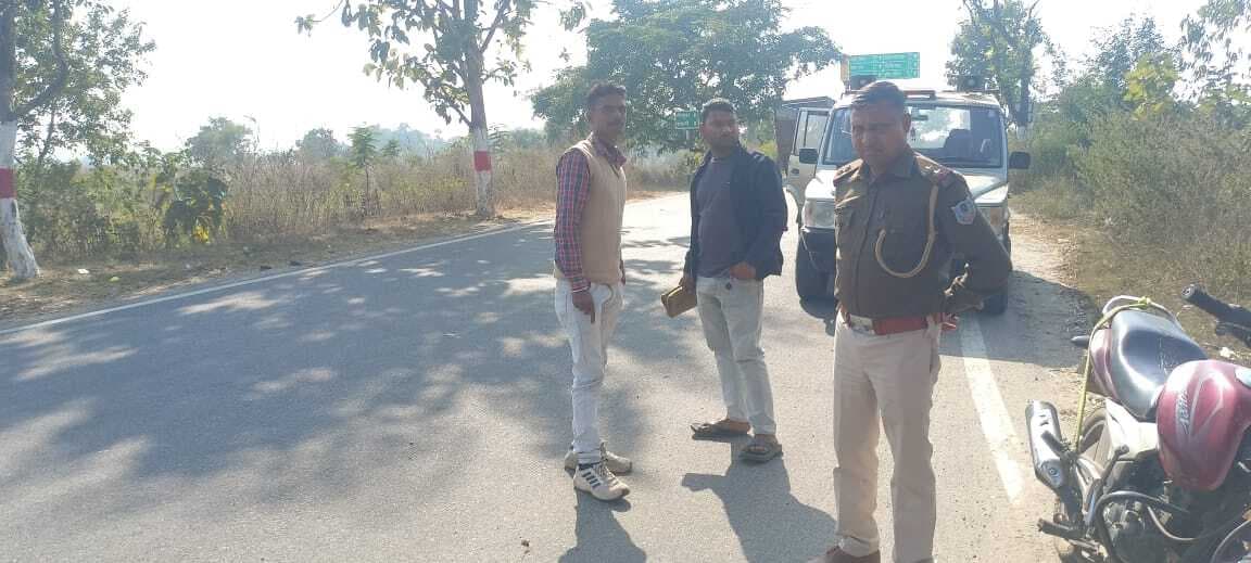 Deoghar News : बालू ट्रैक्टर का पीछा कर रही नगर थाने की पुलिस टीम पर हमला