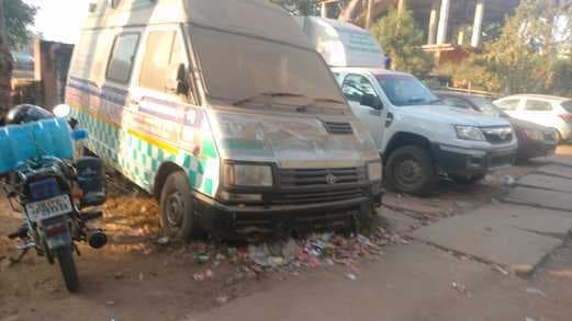 मरम्मत के अभाव में सड़क किनारे धूल फांक रहा दर्जन भर 108 एंबुलेंस