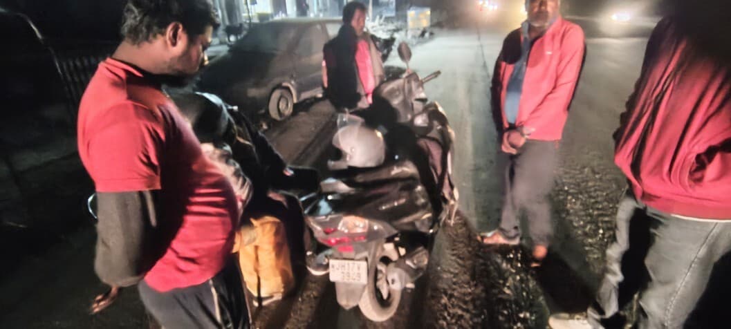 सड़क दुर्घटना की शिकार हुईं स्कूटी सवार पति-पत्नी