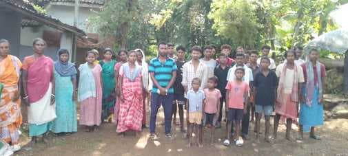 गुणघासा मील टोला जाने के लिए सड़क नहीं, पगडंडी ही सहारा