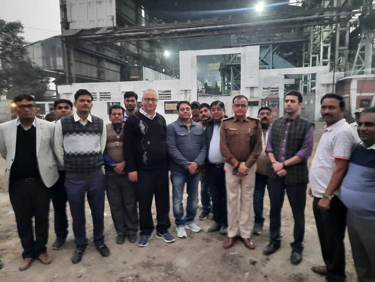 Sitamadhi News : रीगा चीनी मिल का निरीक्षण करने पहुंचे डीएम व एसपी