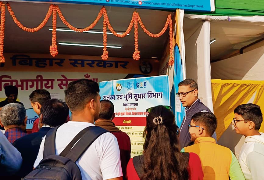 सचिव ने राजस्व विभाग के स्टॉल का लिया फीडबैक