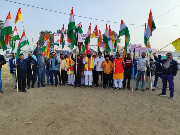 Dhanbad News:बांग्लादेश में हिंदुओं पर अत्याचार के खिलाफ विरोध मार्च