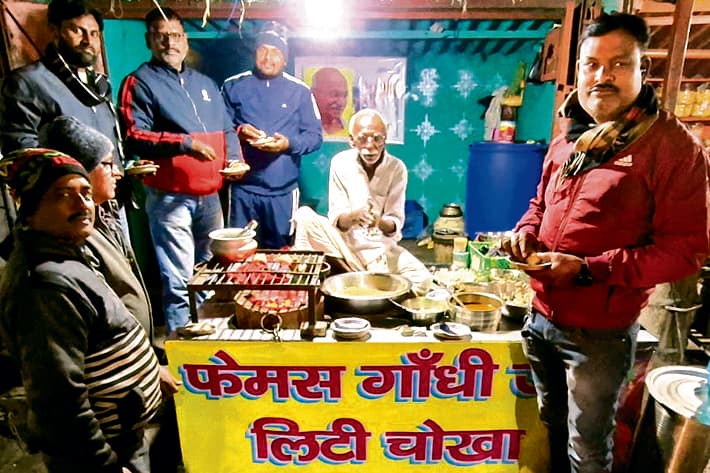 Dhanbad News : अब लिट्टी चोखा बेचने लगे गांधी जी के नाम से लोकप्रिय शंभू दयाल