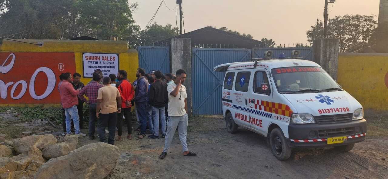 Dhanbad News: मुआवजा को ले ग्रामीणों ने कोल डिपो में जड़ा ताला