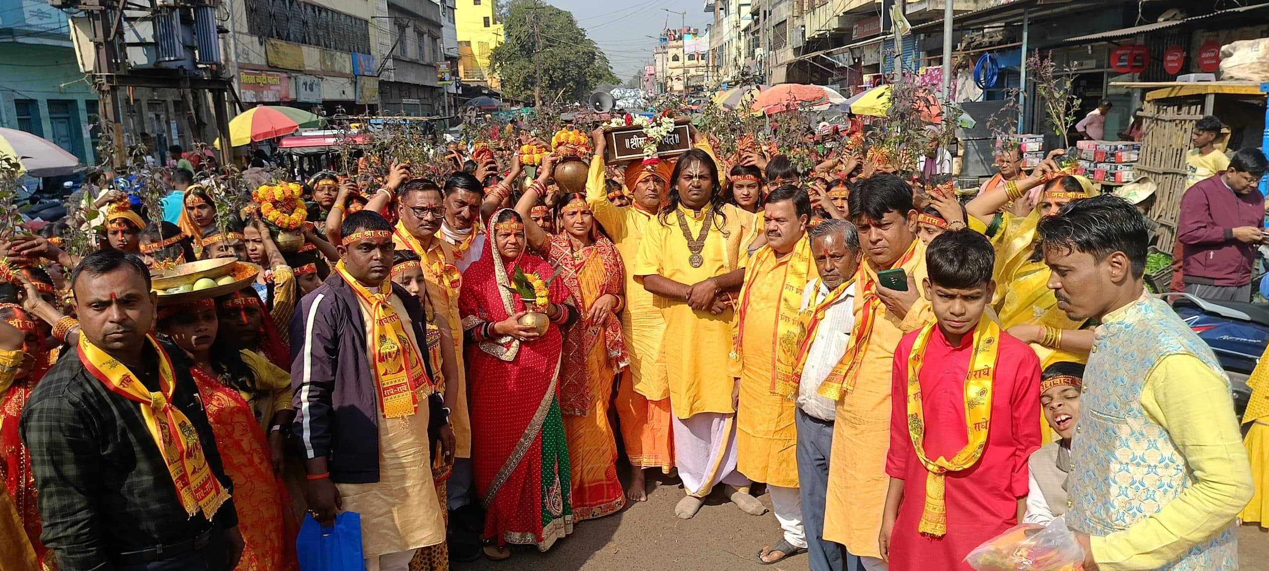 Dhanbad News: कतरास में भागवत कथा को ले निकली कलश यात्रा