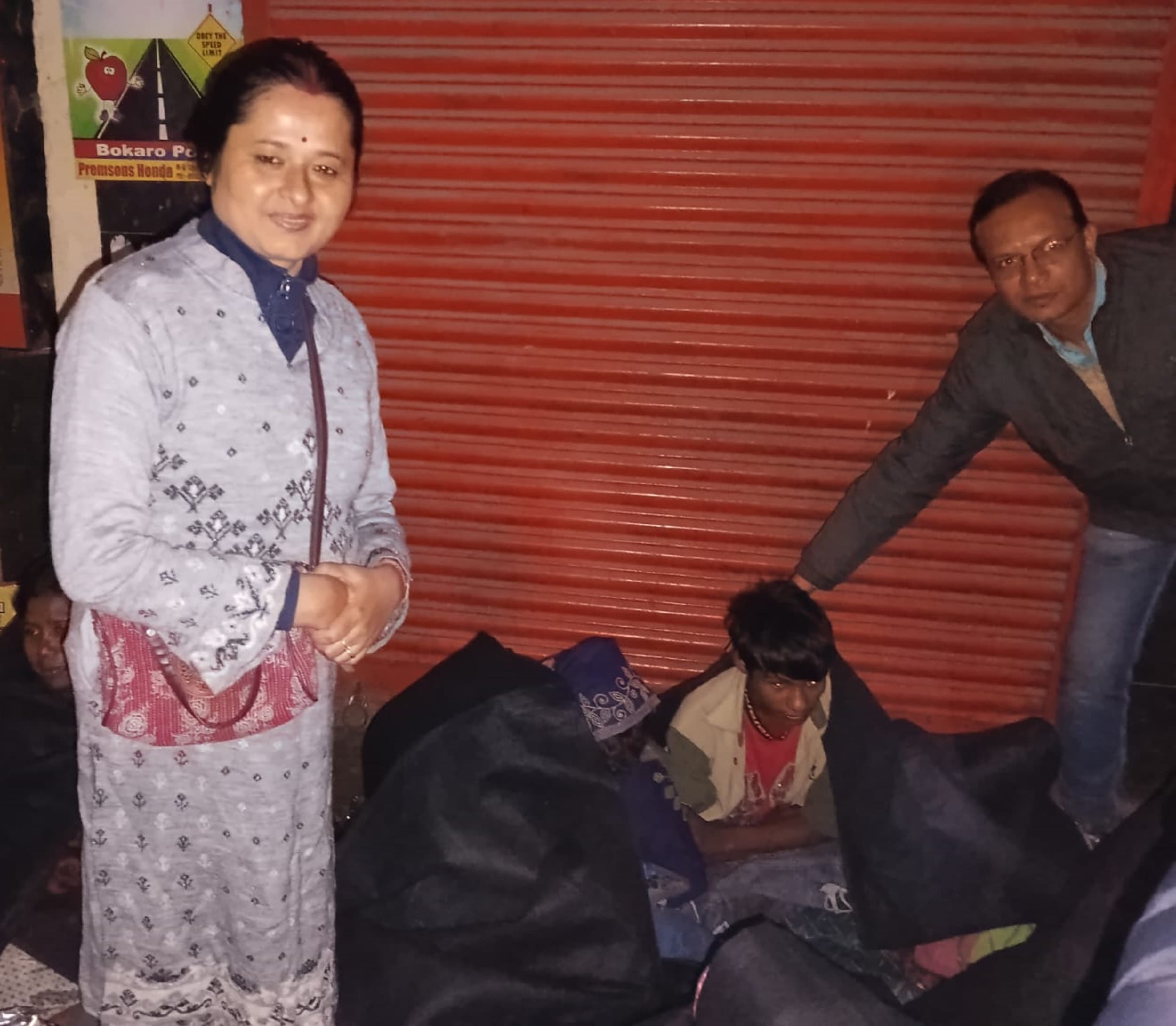 Bokaro News : ठंड से रात में ठिठुर रहे गरीबों के बीच बांटे कंबल