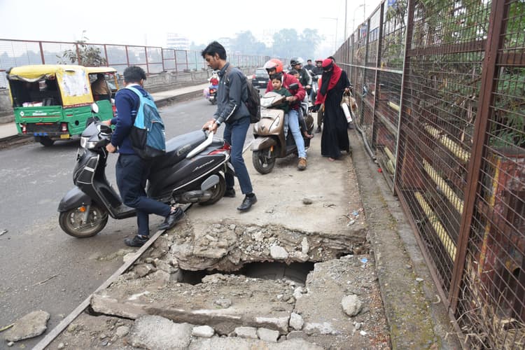 Jamshedpur News : मानगो छोटा पुल से गुजरने वाले राहगीर जरा देख कर चलें, नहीं तो...