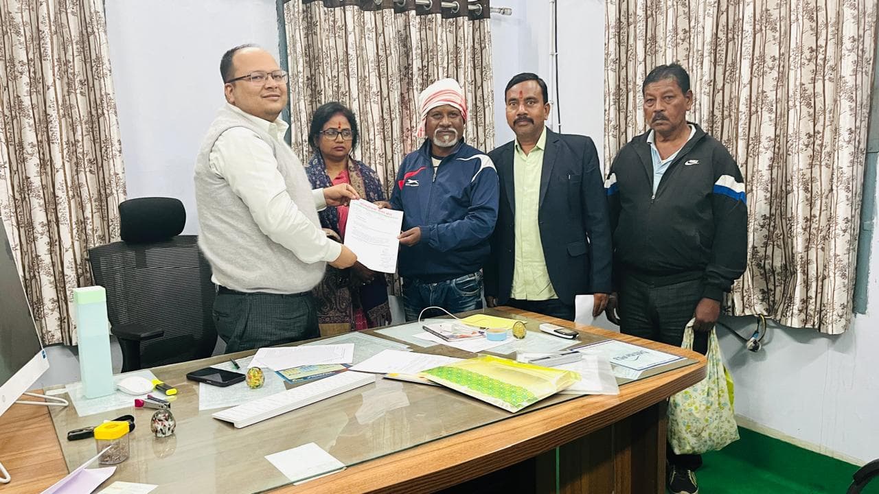 Jamshedpur News : मजदूरों ने श्रम अधीक्षक से फाइनल सेटलमेंट की राशि दिलाने की मांग की