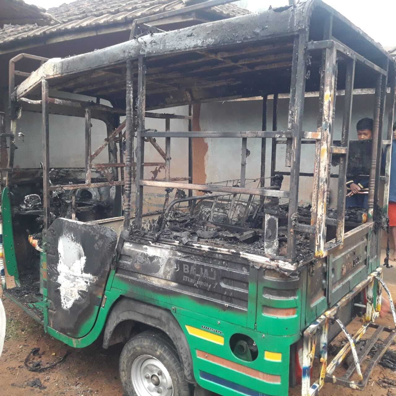 dumka news: शरारती तत्वों ने टेंपो में लगायी आग