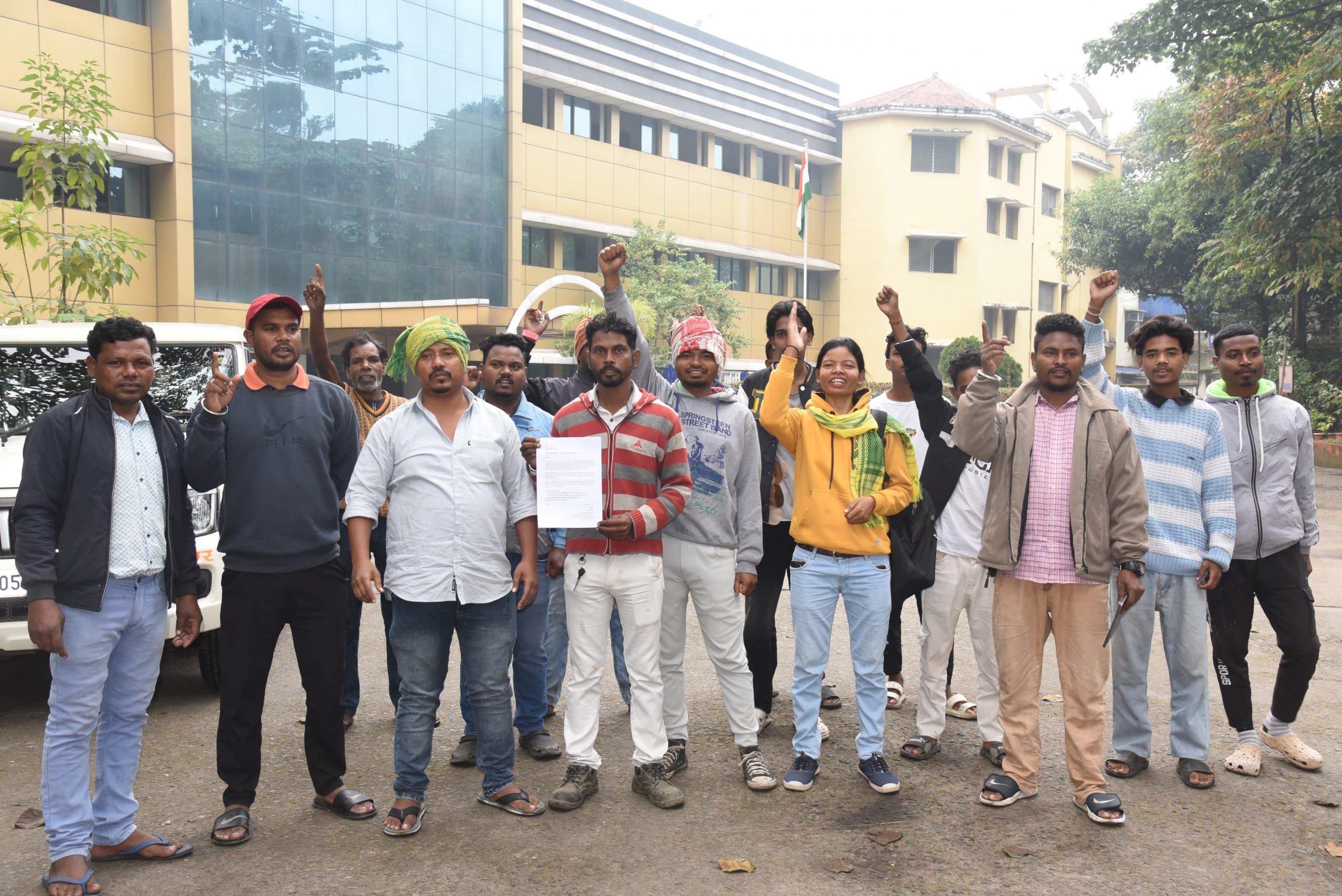 Jamshedpur News : प्रशासन ने जिस दिन दिलाया कब्जा, दबंगों ने उसी शाम दोबारा कर लिया कब्जा