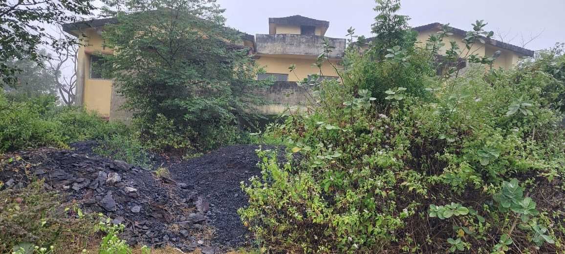 एक करोड़ से बने सरकारी आवासों में नहीं रहते अधिकारी-कर्मी, रखा है जब्त कोयला