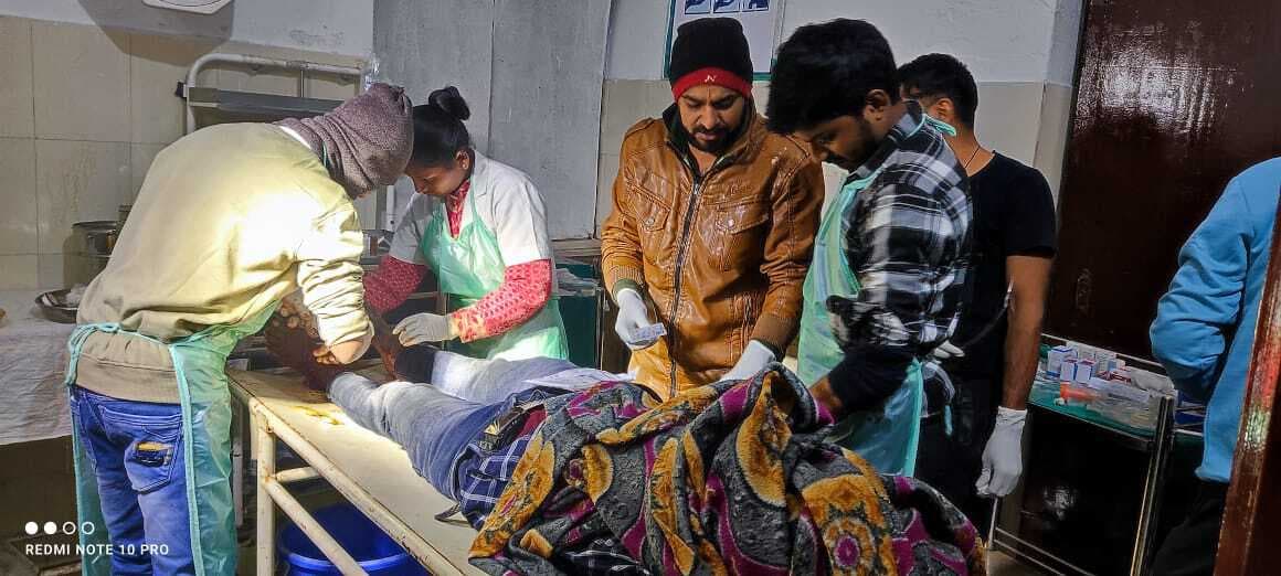 कलदम गांव में यात्रियों से भरी टेंपो पलटी, पांच घायल