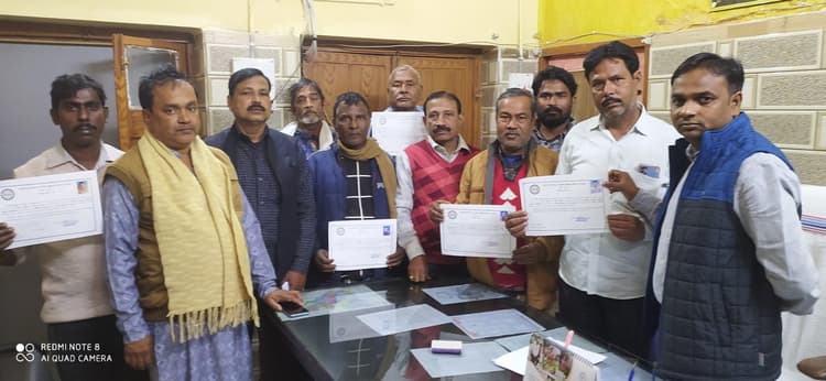 पैक्स अध्यक्ष को बीडीओ ने दिया प्रमाण पत्र