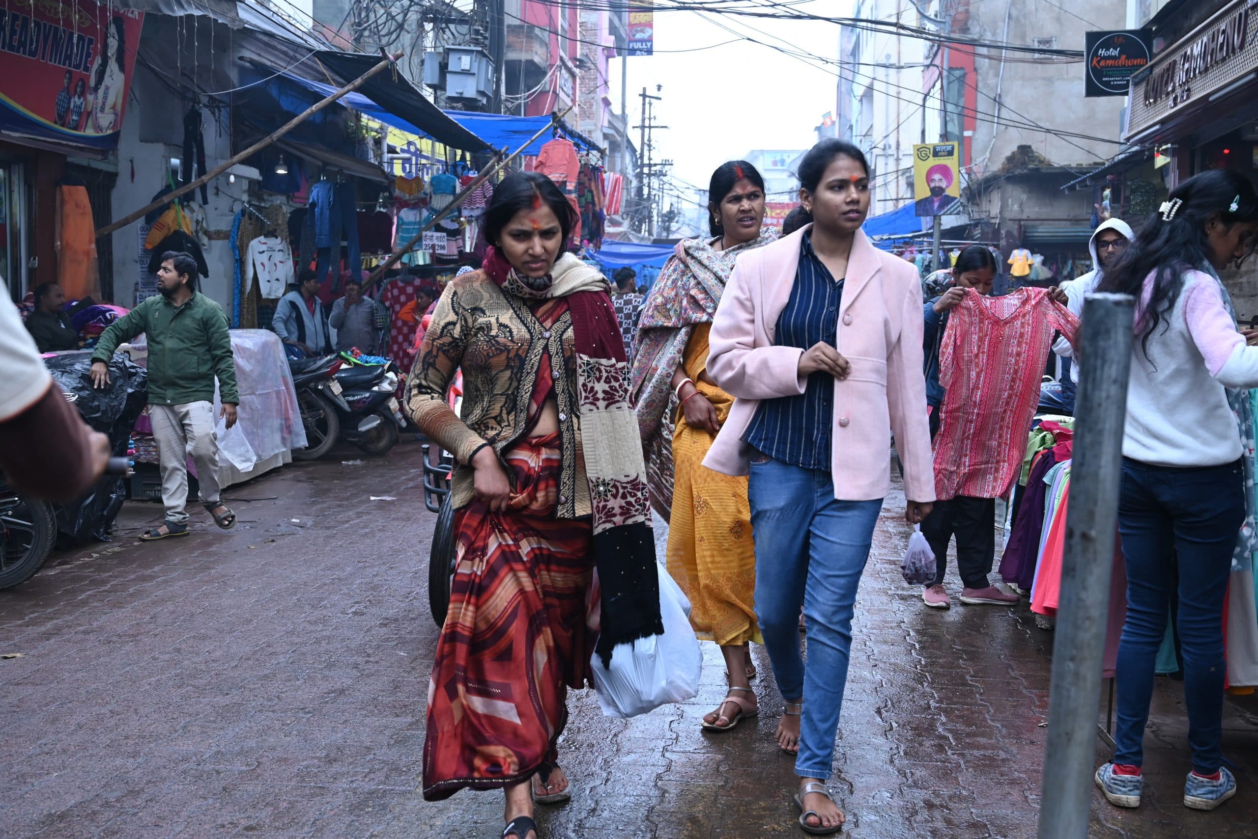 Deoghar News : बारिश से मौसम में आयी ठंडक, तेजी से लुढ़का पारा