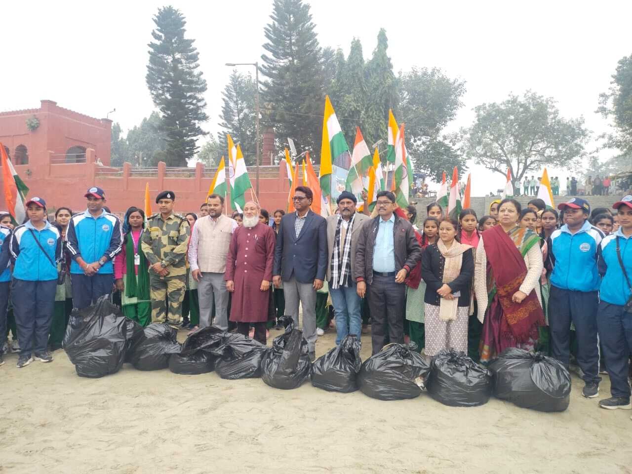 छात्रों ने निकाली रैली, श्रमदान कर की गंगा व घाट की साफ-सफाई