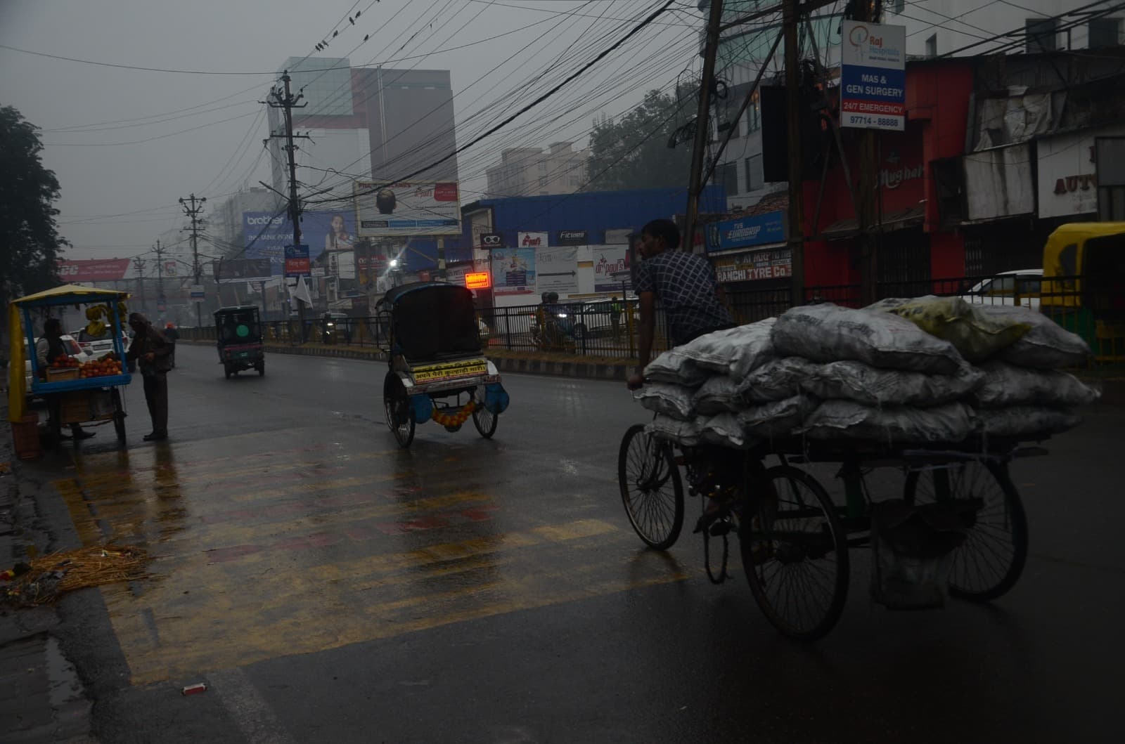 Ranchi News : मौसम ने बदला मिजाज, घरों में कैद रहे लोग, सड़कों पर पसरा रहा सन्नाटा