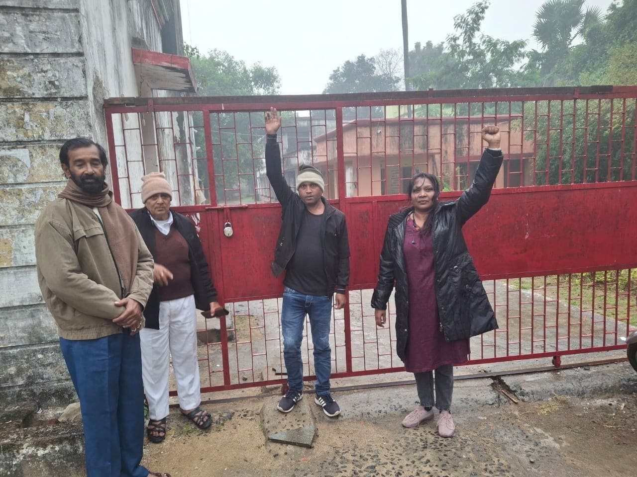 शिक्षकेतर कर्मचारियों ने जामताड़ा कॉलेज के गेट में जड़ा ताला, कक्षाएं प्रभावित
