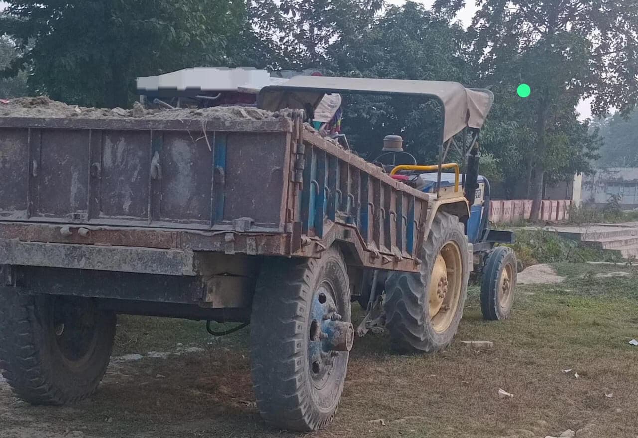 अवैध मिट्टी लदा ट्रैक्टर जब्त