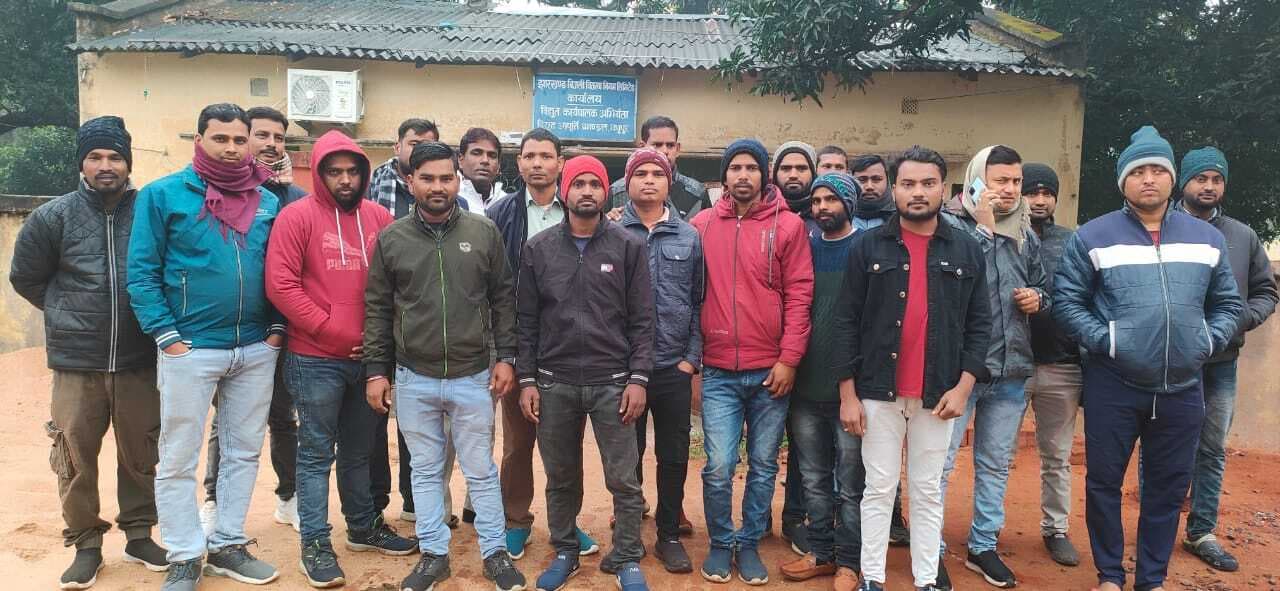 Deoghar news : ऊर्जा मित्रों ने कमीशन में की गयी कटौती के विरोध में किया प्रदर्शन, हड़ताल रहेगा जारी