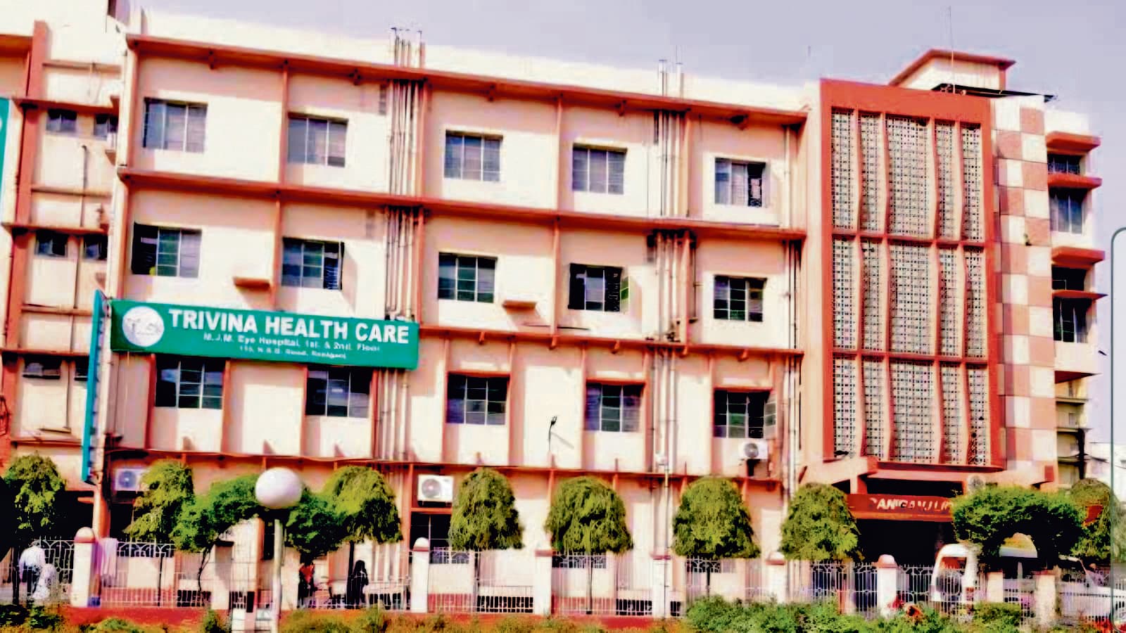 अमिताभ मित्रा पर 3.71 करोड़ रुपये गबन का आरोप, पूरा परिवार है गायब