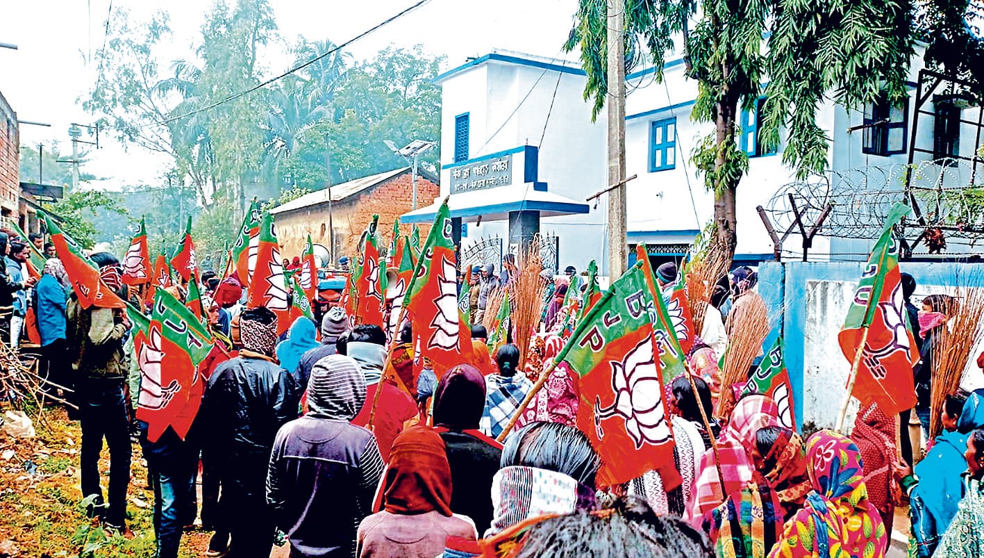 आवास योजना में भ्रष्टाचार को लेकर पुलिस और प्रदर्शनकारियों में हुई झड़प