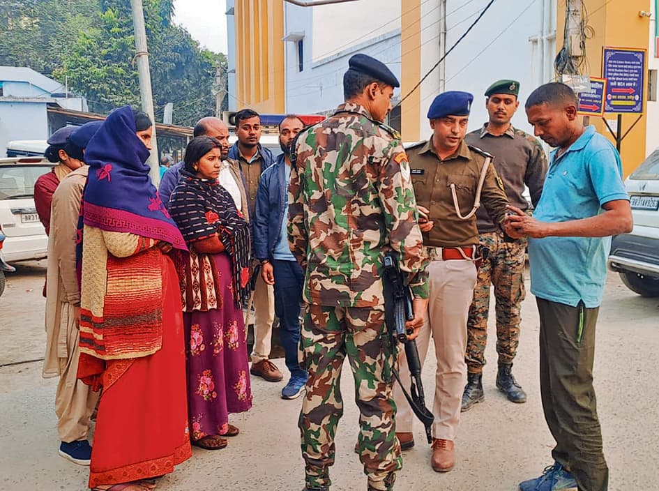 hajipur news. 16 किलो गांजा के साथ मां-बेटी समेत चार तस्कर गिरफ्तार