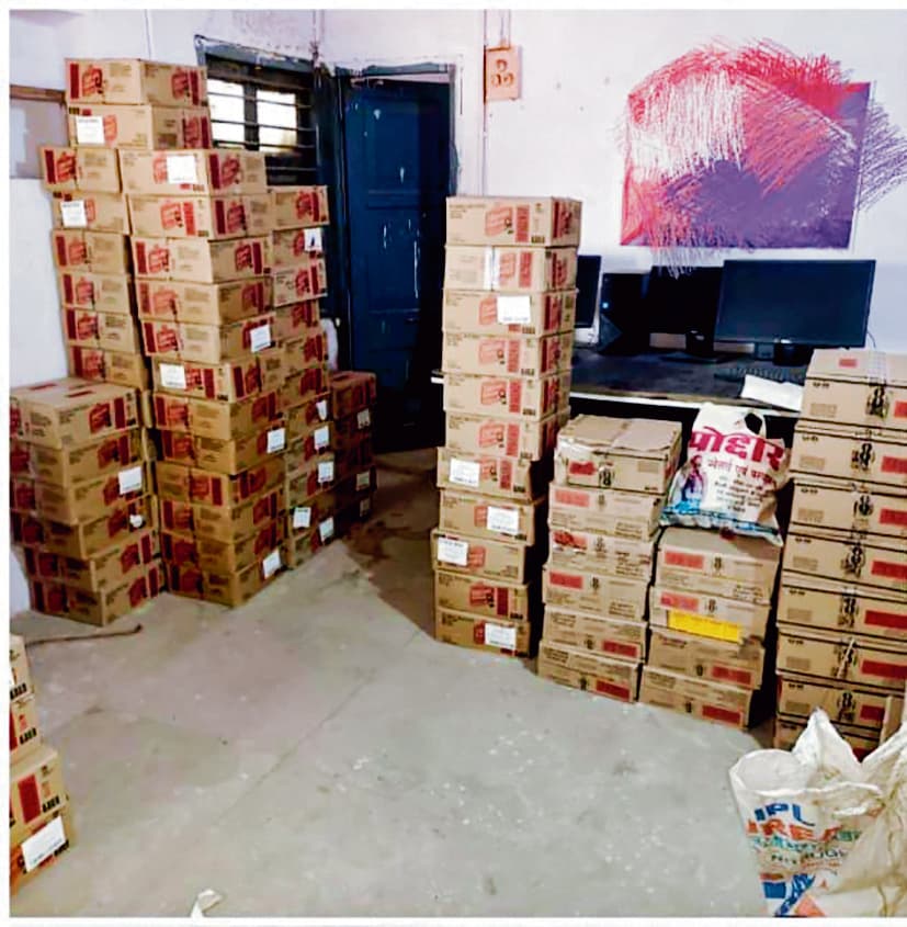 hajipur news. ट्रक पर लदी 1416 लीटर विदेशी शराब के साथ तीन तस्कर गिरफ्तार