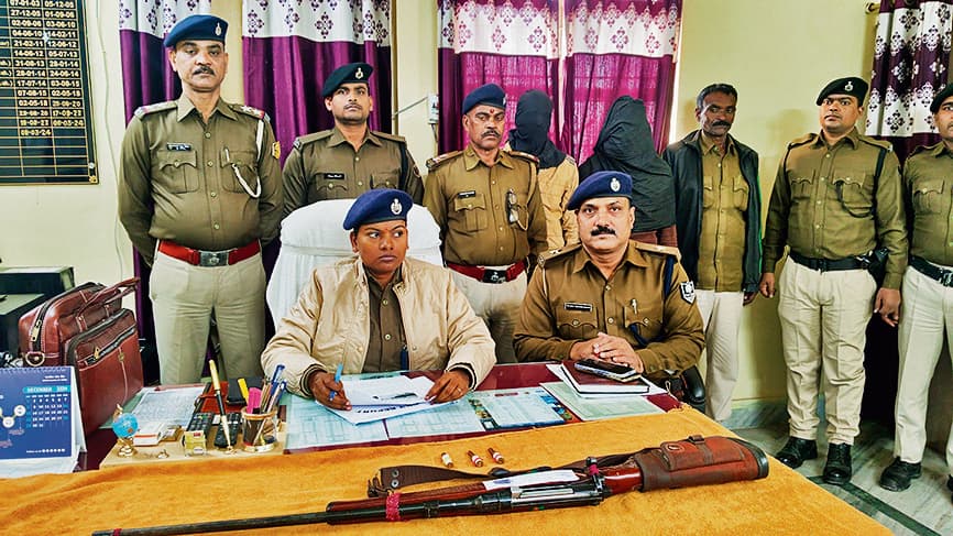 आपसी विवाद में फायरिंग, छापेमारी में एक राइफल, दो गोली व एक खोखा बरामद