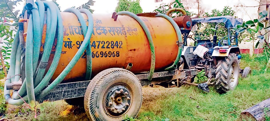 शौचालय सफाई टैंक की चपेट में आने से एक मजदूर की मौत, नशे की हालत में गाड़ी चालक गिरफ्तार