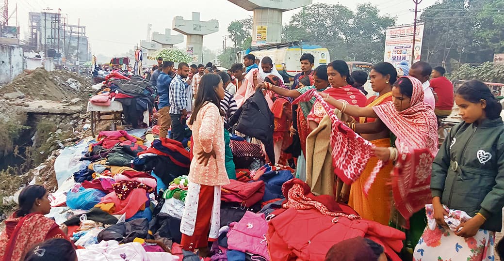 अचानक ठंड बढ़ने से गर्म कपड़ों की बढ़ी मांग, तापमान में लगातार होने रही गिरावट
