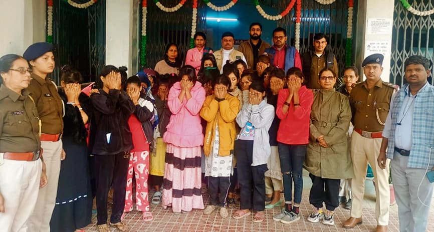 Chapra News : आर्केस्ट्रा से 31 किशोरियां करायी गयीं मुक्त, सात संचालक गिरफ्तार