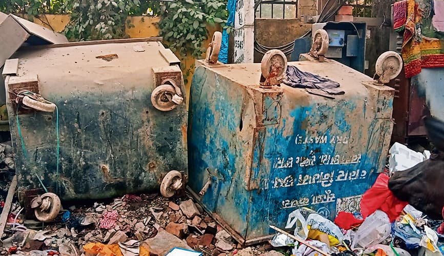 Chapra News : डस्टबिन का नहीं हो रहा है प्रयोग शहर में जगह-जगह गंदगी के ढेर