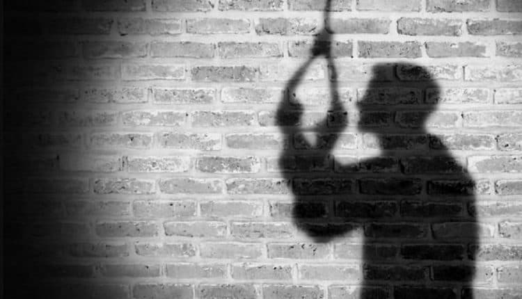 Deoghar News : पत्नी से चल रहा था विवाद, मजदूर ने फांसी लगाकर दे दी जान