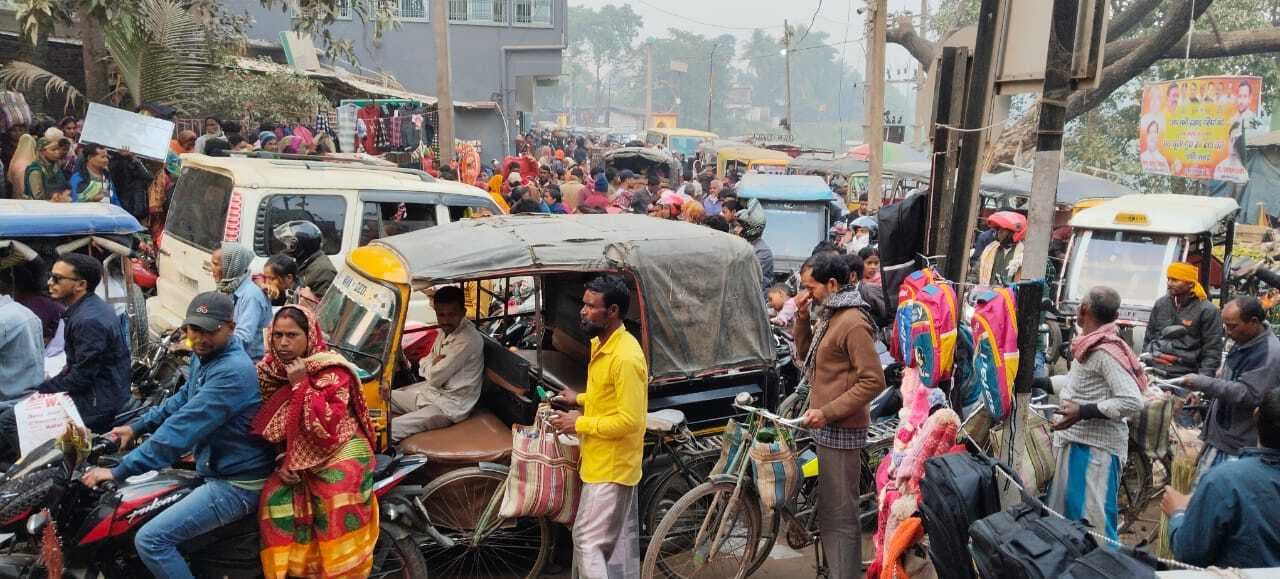 Katihar news : सालमारी बाजार में जाम की समस्या हो गयी है आम, व्यवसायी व आमलोग परेशान