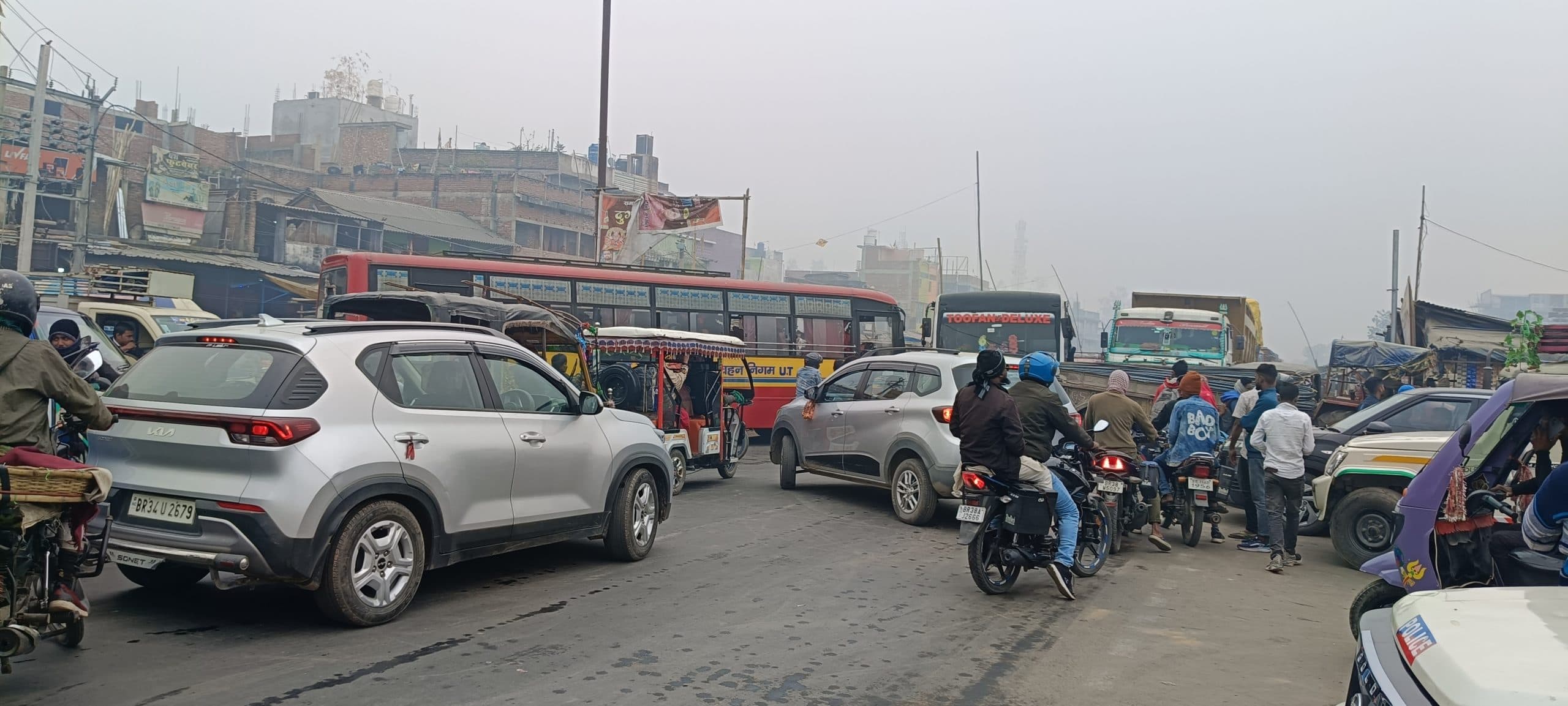 Katihar news : फुटपाथी दुकानदारों के अतिक्रमण से गेड़ाबाड़ी बाजार में लगती है जाम