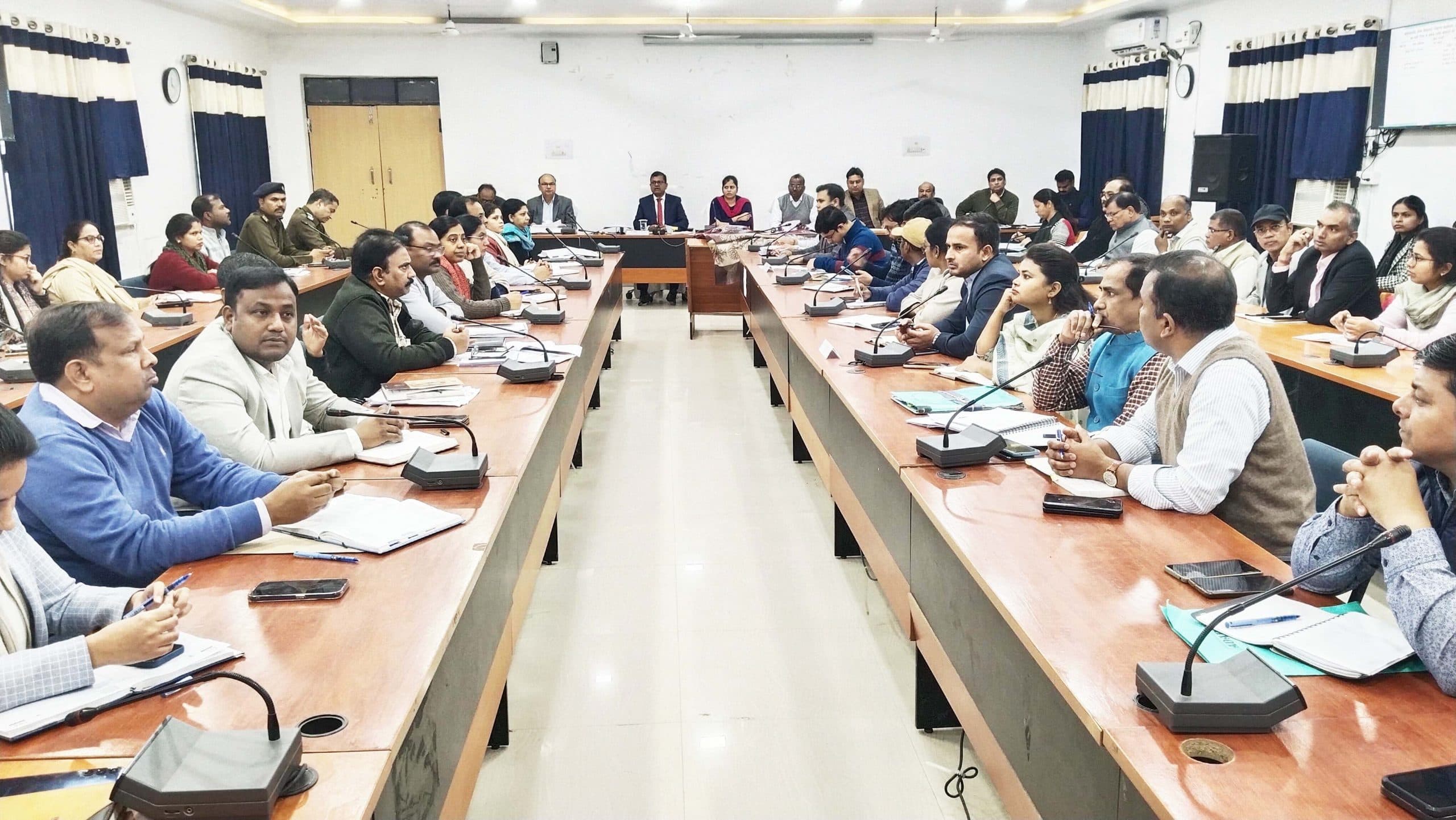 Aurangabad News : आंगनबाड़ी केंद्र के भवन निर्माण के लिए एनओसी दें सभी सीओ : डीएम