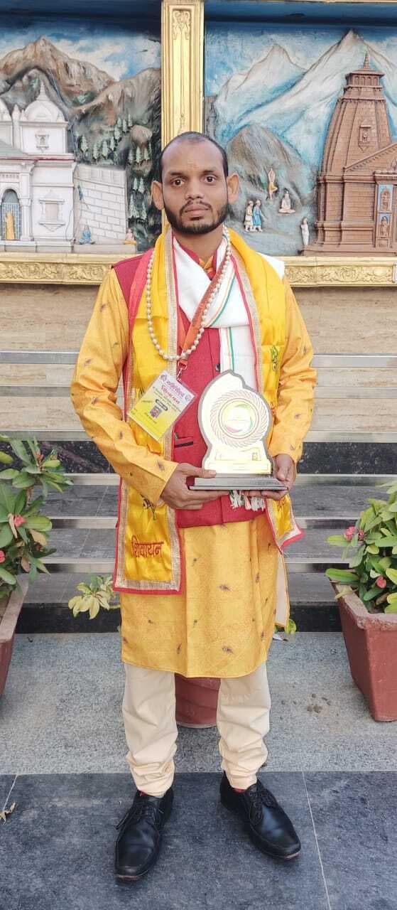 Giridih News :सरिया के बीरेंद्र प्रसाद साहित्य रत्न से हुए सम्मानित