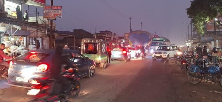 Giridih News :चतरो व्यावसायिक मंडी में जाम से लोग परेशान