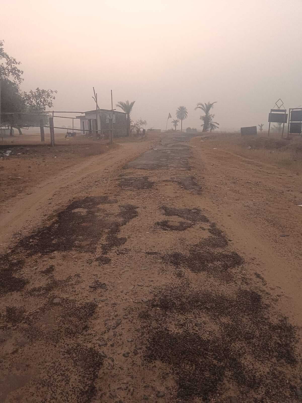 Giridih News :गड्ढे व खेत में तब्दील हुई चतरो-झगरूडीह सड़क, पैदल चलना भी मुश्किल