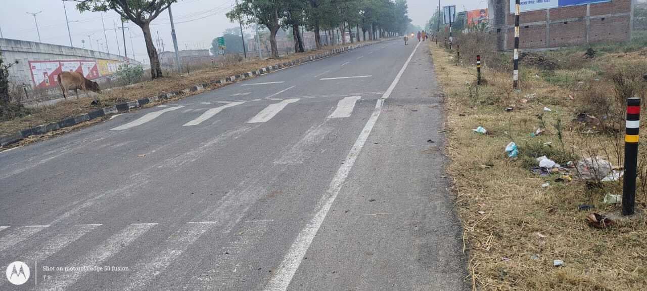 Giridih News :स्पीड ब्रेकर के पास लगायी गयी सफेद पट्टी