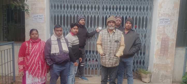 गोड्डा कॉलेज के शिक्षकेतर कर्मियों ने कॉलेज में जड़ा ताला, दिया धरना