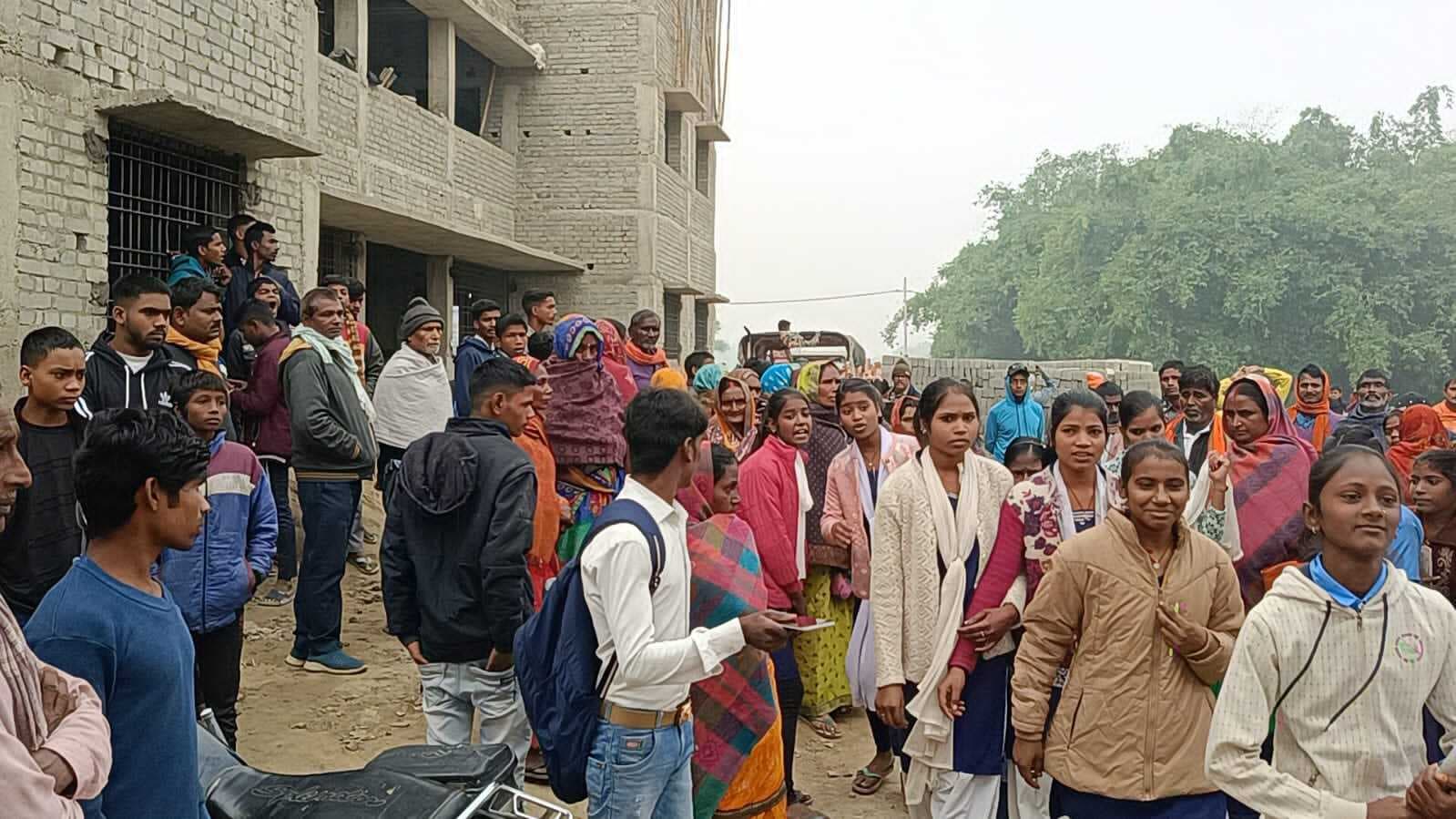 Bhagalpur news उमावि धनपाल टोला में प्रभार को लेकर गतिरोध