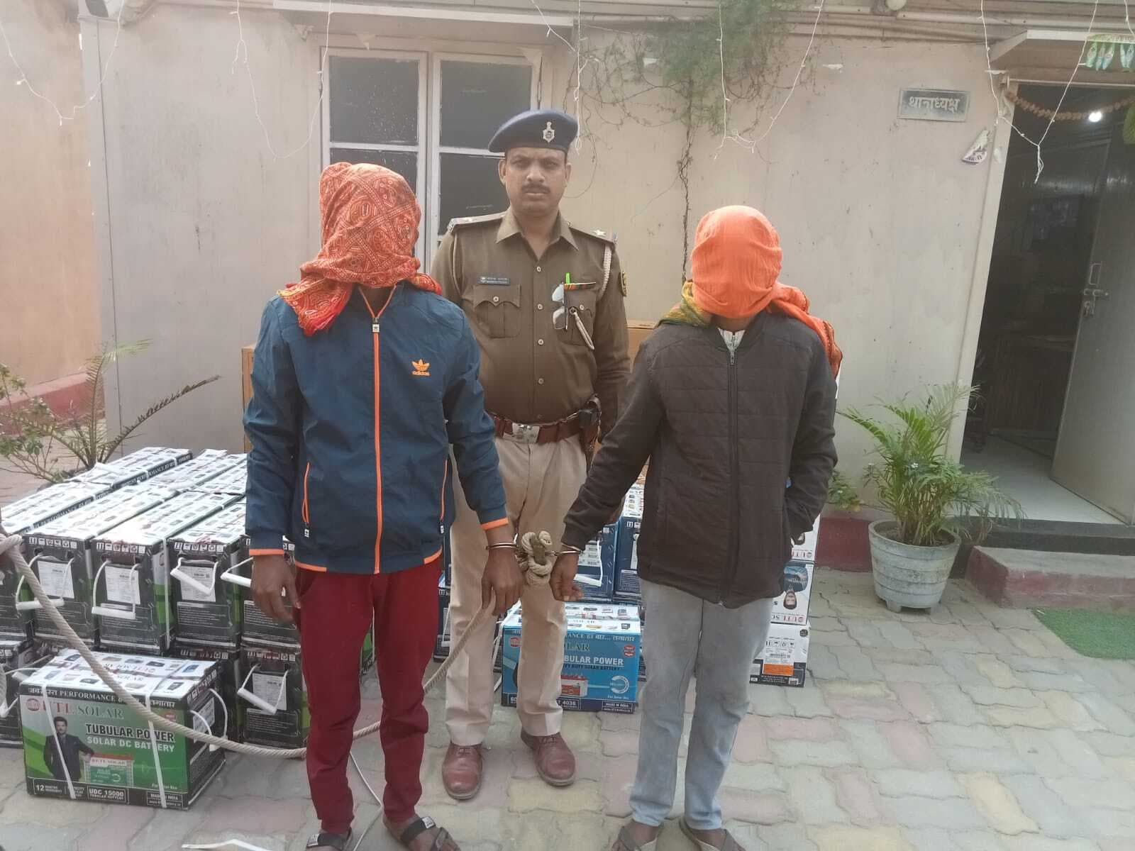 वेयर हाउस के गोदाम से बैटरी चोरी कर भाग रहे तीन चोर हुए गिरफ्तार